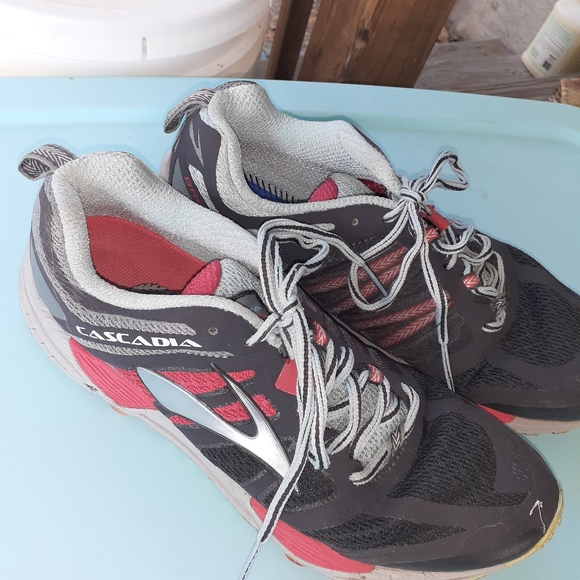brooks ladies sneakers